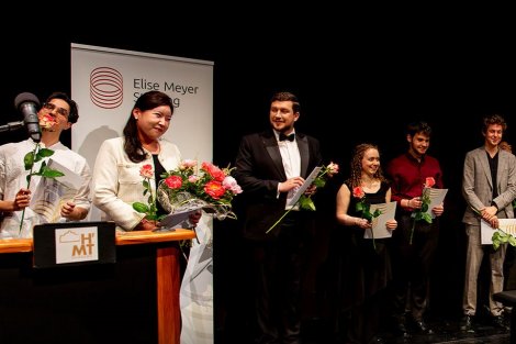 Foto von den Elise Meyer Preisträger:innen auf der Bühne