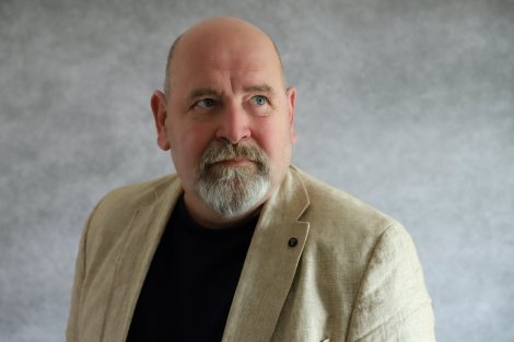Portrait Sven Hiemke vor hellem Hintergrund