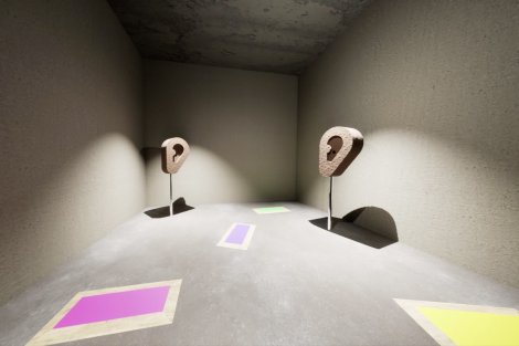 grauer Raum mit zwei ohrenförmigen Ausstellern + vier bunten Vierecken am Boden