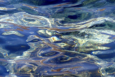 spiegelnde Wasseroberfläche mit leichten Wellen