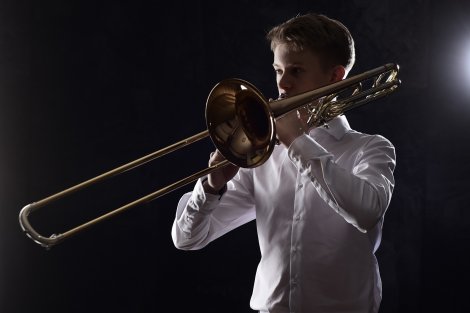 Porträt von Marc Jonas Krohn, während er Posaune spielt