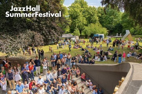 viele Personen auf der Außentribüne der JazzHall und der umliegenden Wiese