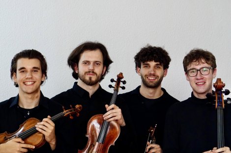 die vier Musiker mit ihren Streichinstrumenten