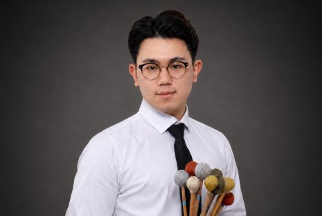 Musiker mit verschiedenen Drumsticks und Mellets in der Hand