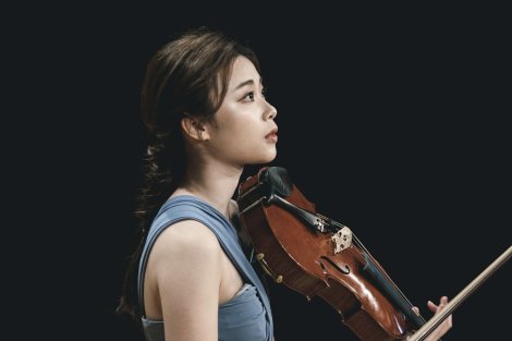 Musikerin im Profil mit Viola in der Hand