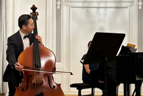 Musiker auf der Bühne, spielt Kontrabass plus Klavierbegleitung