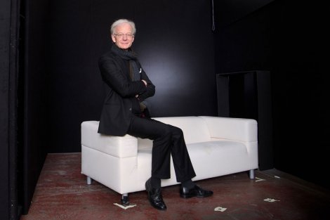 Prof. Dr. Michael Göring auf einem weißen Sofa sitzend