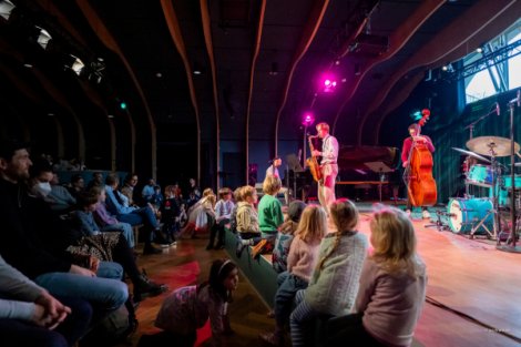 Kinder vor der Bühne bei einem Konzert in der JazzHall