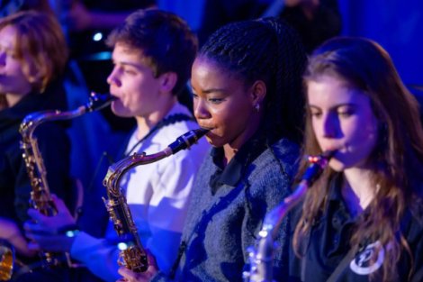 drei Jugendliche, die Saxophon spielen