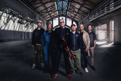 sechs Personen in V-Formation