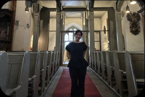Foto der Orgelstudierenden Narae Ahn in einer Kirche