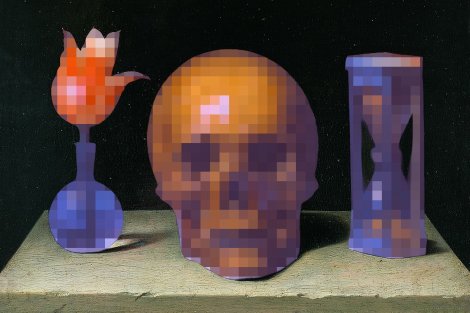 eine Blumenvase, ein Schädel und eine Sanduhr (verpixelt dargestellt) auf Stein