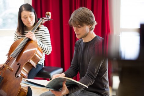Zwei Personen beim Musikunterricht