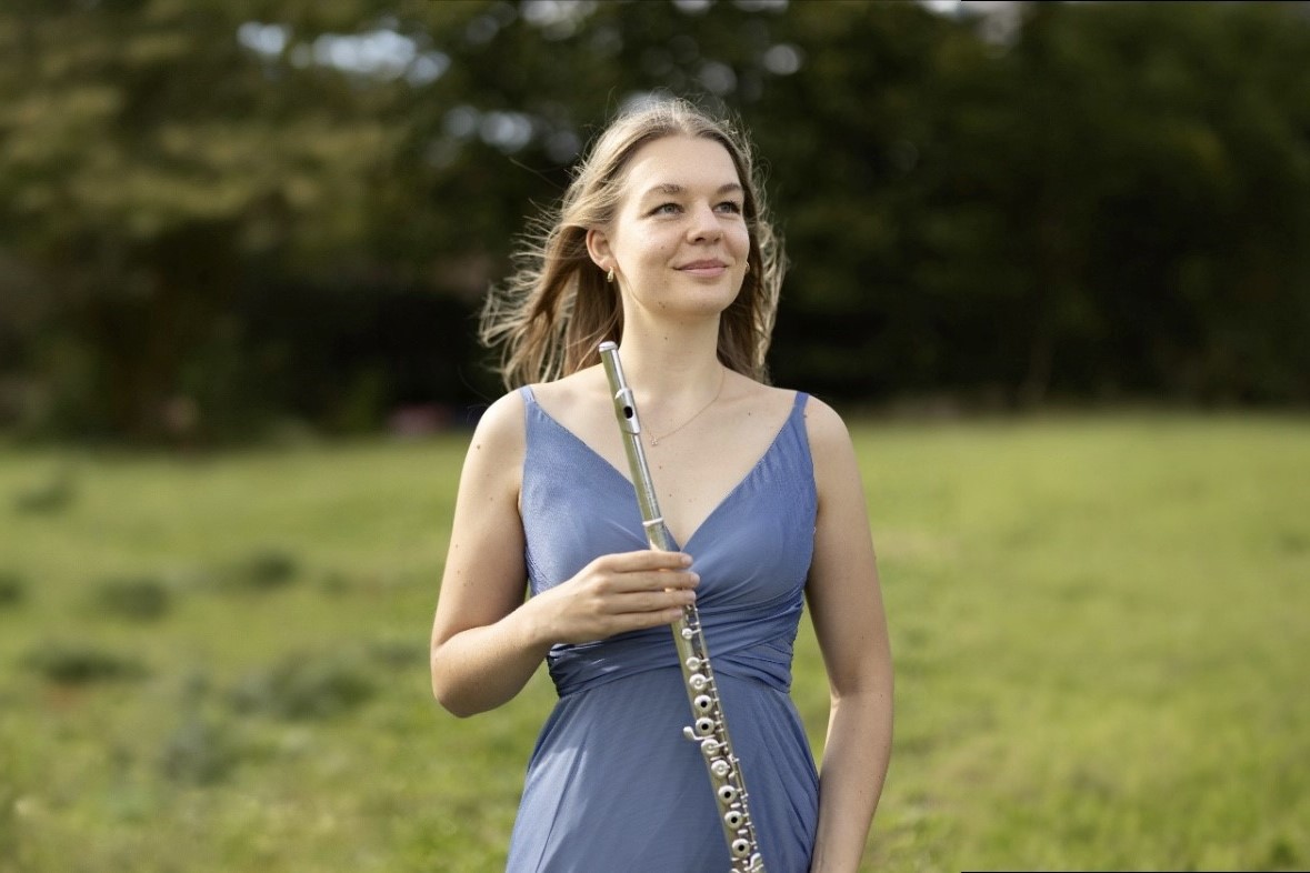 Portrait Julia Guggemos mit Querflöte