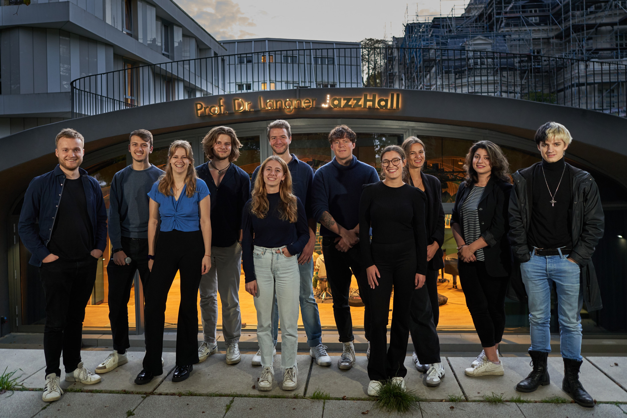 8 Personen vor der Jazzhall