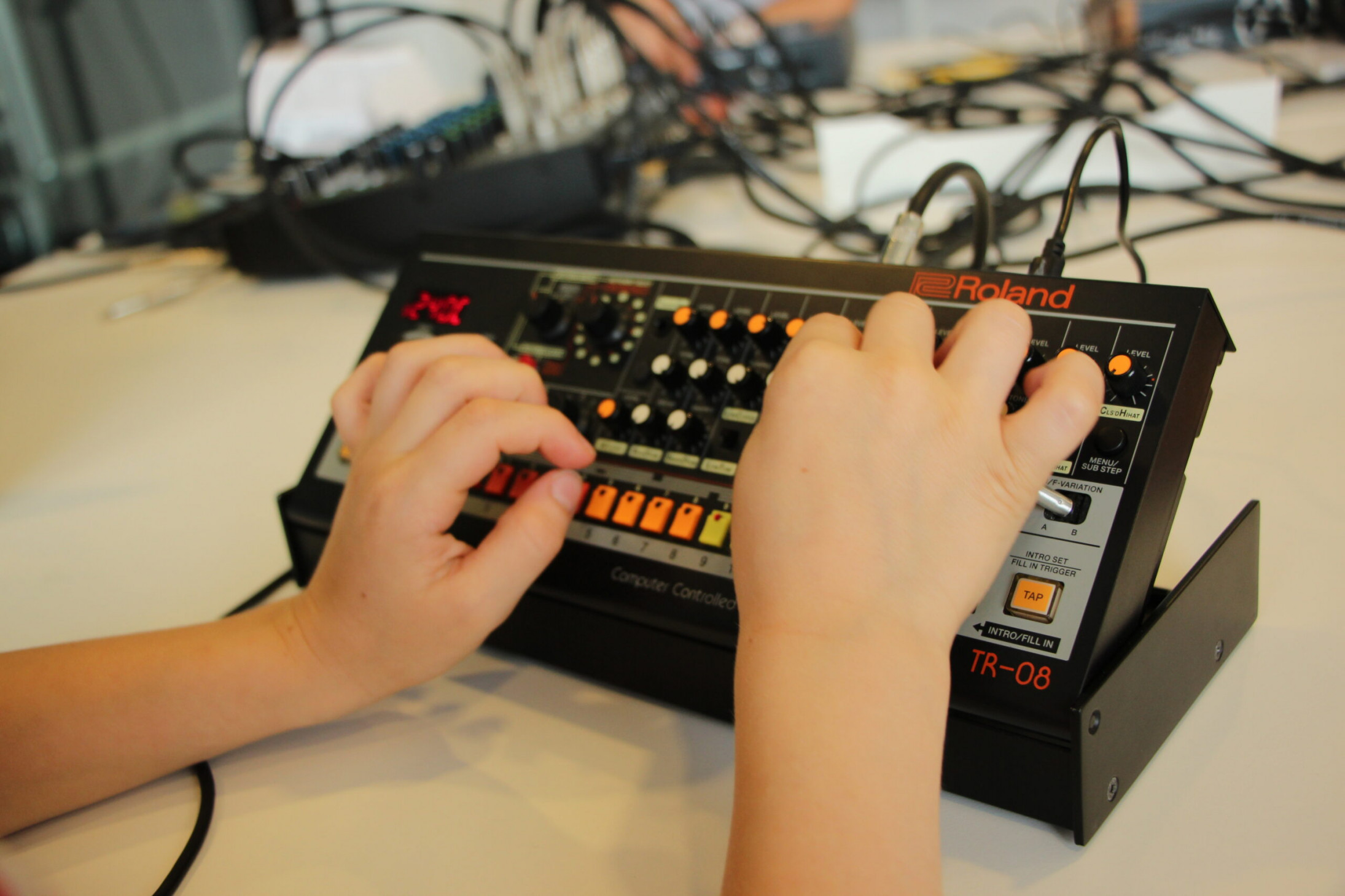 Hände, die einen Synthesizer bedienen