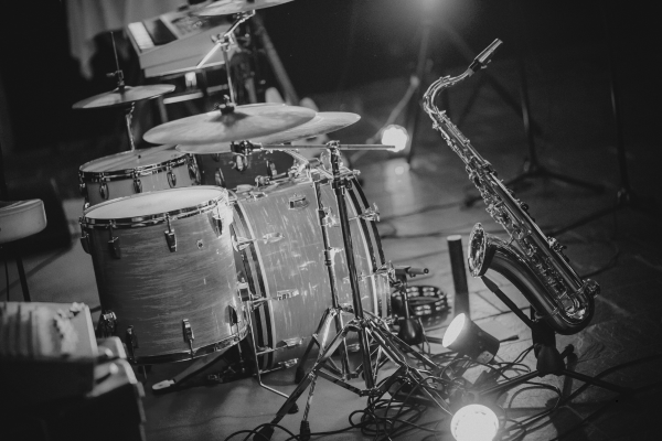Photo in black and white of a drum kit and a saxophone