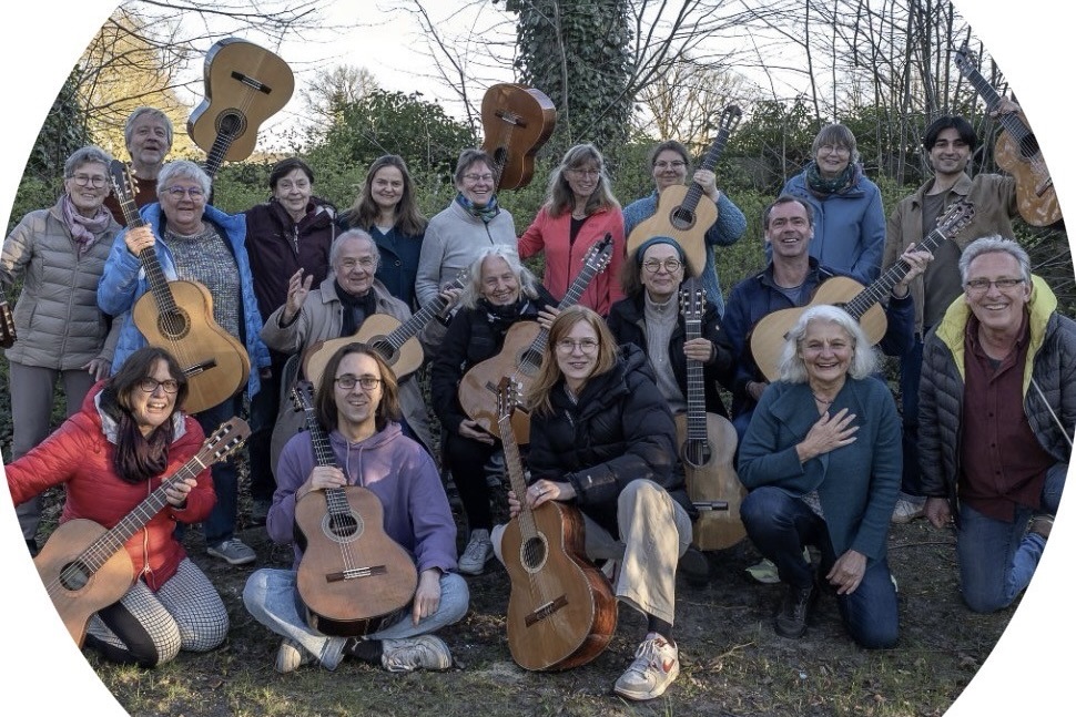Gruppenfoto vom Gitarrenensemble Niendorf, jeder mit Gitarre
