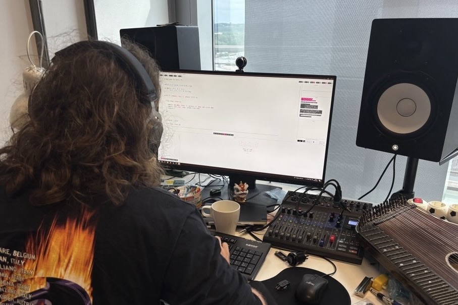 Rückenansicht einer Person am PC