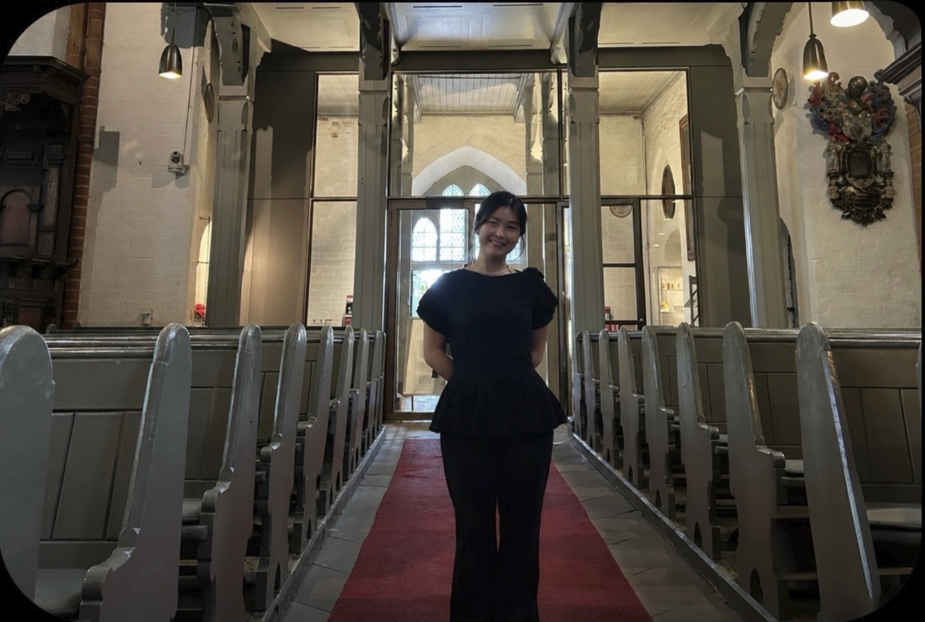 Foto der Orgelstudierenden Narae Ahn in einer Kirche